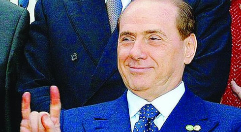silvio che fa le corna