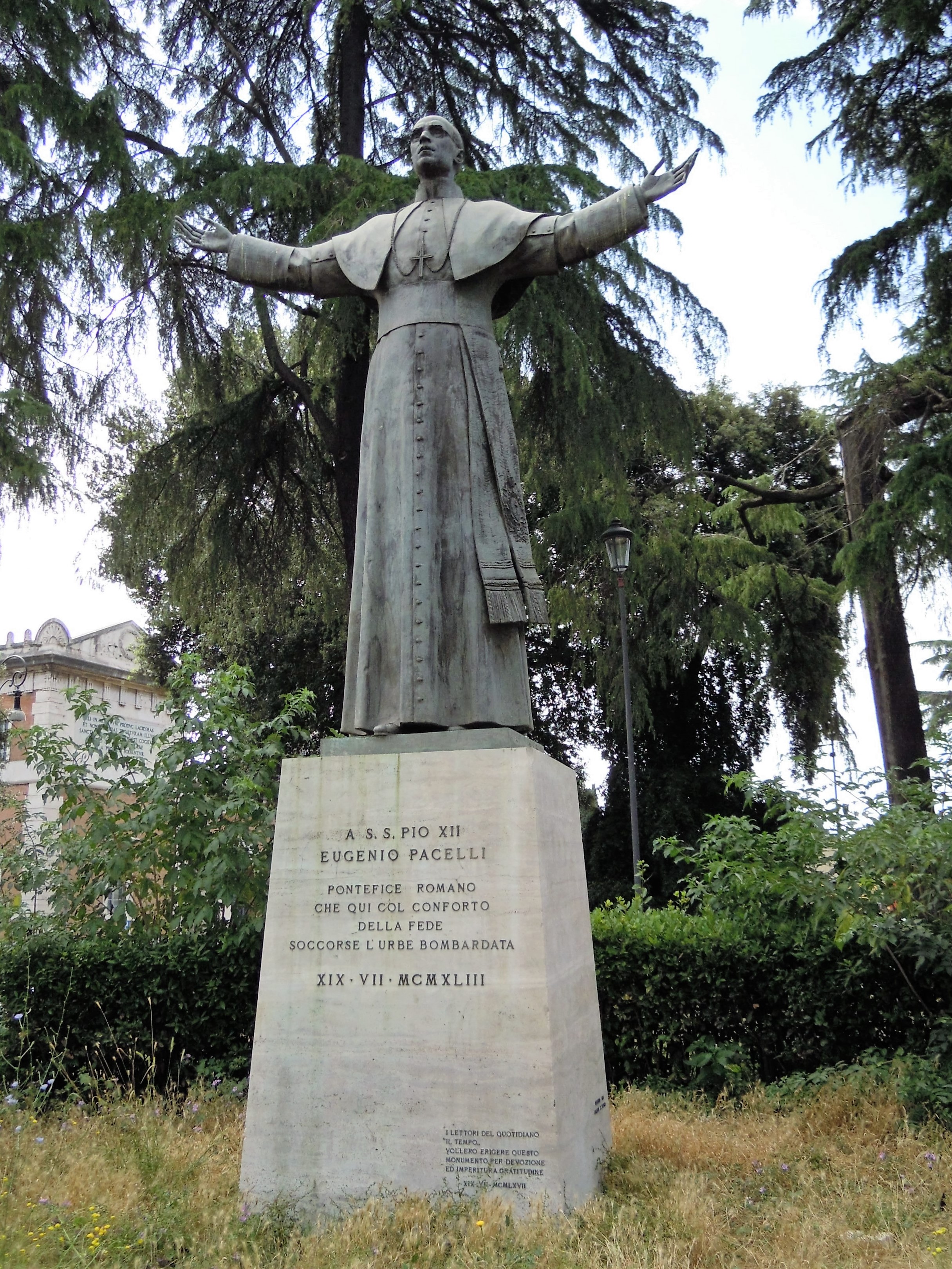 Statua di papa Pacelli: dopo il bombardamento di Roma ha aiutato tutti con un po’ di fede per ciascuno